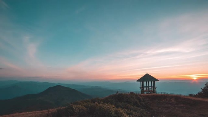 日落时山峰上的凉亭