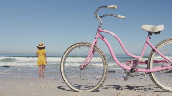 非裔美国妇女海边骑自行车