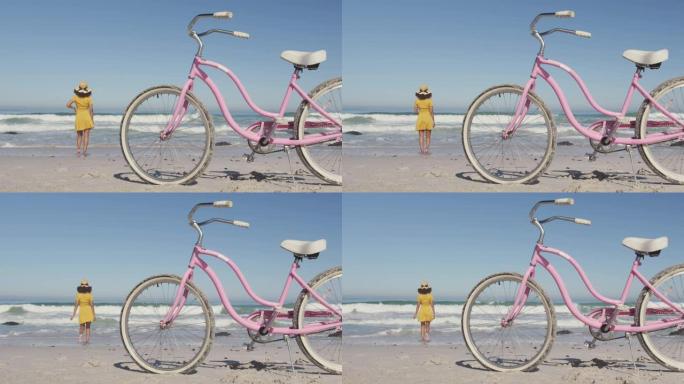 非裔美国妇女海边骑自行车