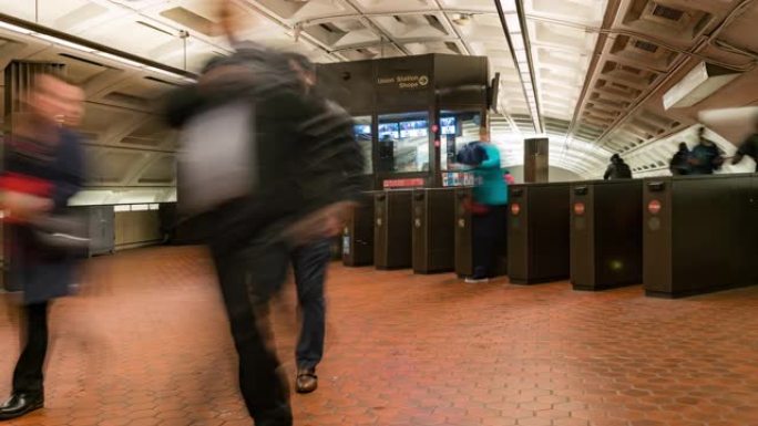 延时: 旅行者行人拥挤在美国华盛顿特区地铁的kios登机口