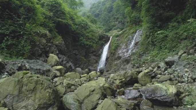 山中的瀑布和溪流的自然背景