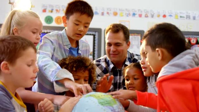 高加索男老师在教室里教孩子们关于地球的正面视图4k