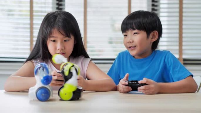 男孩和女孩在家中在计算机上进行构建和编程，并将其作为学校科学项目来构建机器人。她对自己的工作非常满意