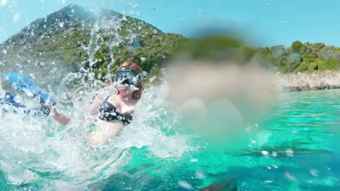 女士女士从皮划艇跳入克罗地亚佩列萨克的阳光明媚的蓝绿色海洋