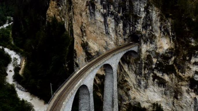 著名的Landwasser高架桥隧道入口的空中特写镜头，瑞士阿尔卑斯山的史诗旅行目的地。