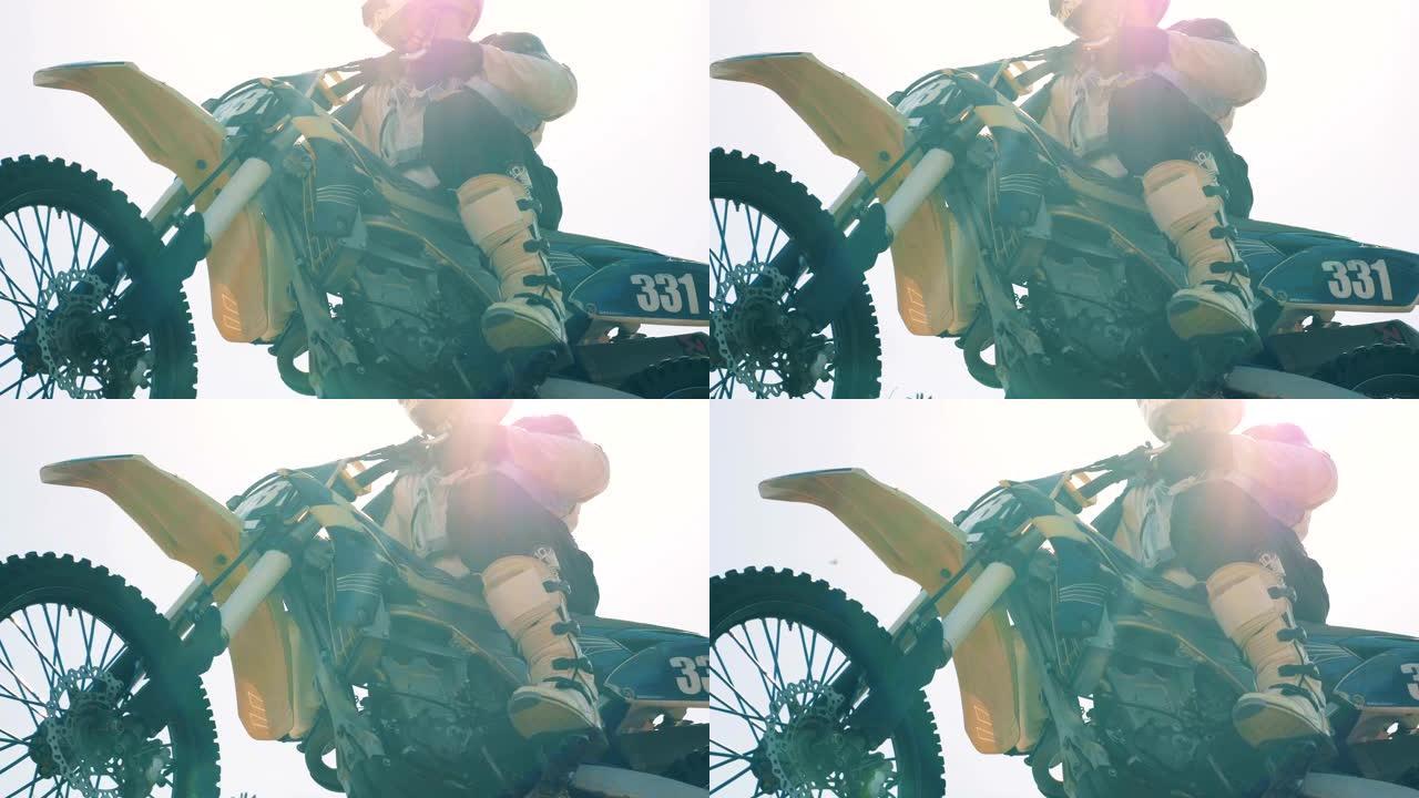 摩托车车身框架的特写镜头，骑手坐在上面