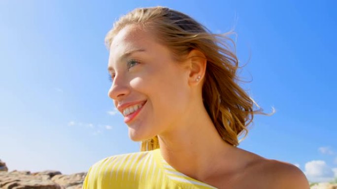 站在海滩上的年轻白人妇女的前视图4k