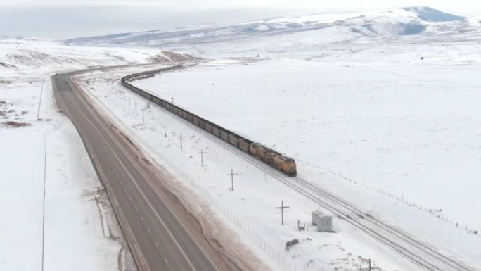 无人机: 机车在寒冷的美国运送装满煤炭的铁路车