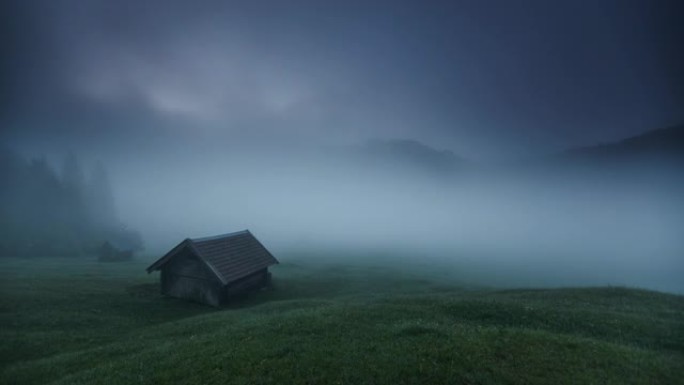 时间流逝: 欧洲阿尔卑斯山机舱周围的神秘雾
