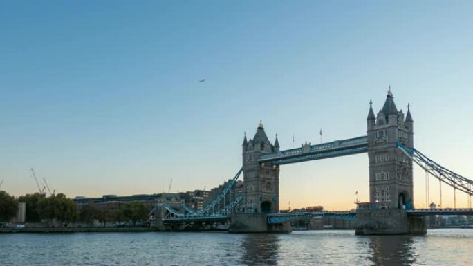 英国伦敦塔桥的4K T/L早晨日出