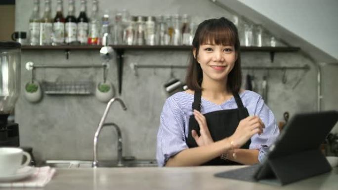 咖啡店的女企业主对镜头微笑