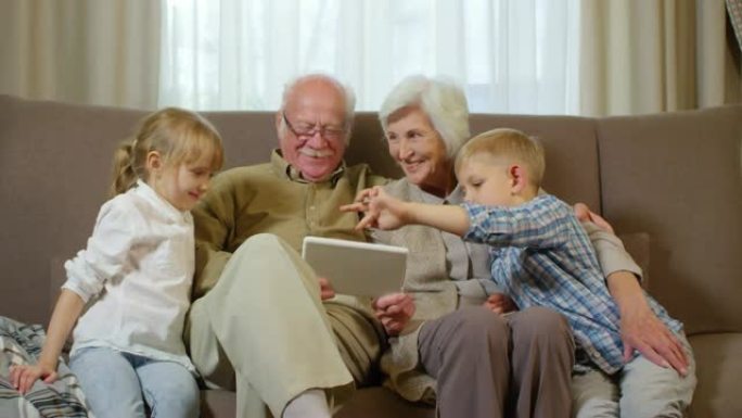 祖父母与孙子一起使用平板电脑