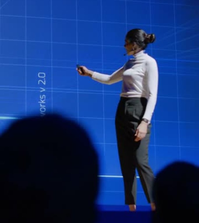 现场活动阶段: 女性演讲者展示新产品，屏幕显示神经网络，人工智能，数据和机器学习。观众鼓掌。垂直屏幕