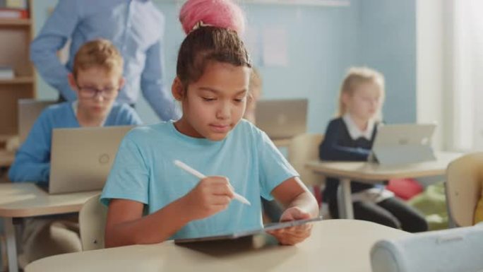 小学计算机科学课: 聪明的男孩使用笔记本电脑，友好的老师通过讲解课程来帮助他。儿童在STEM，游戏和