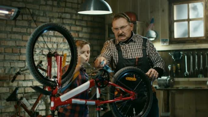 祖父和孙子在车库里修理自行车