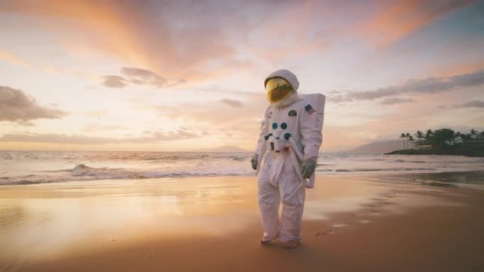 赤脚海滩宇航员身穿太空服海潮沙滩漫步