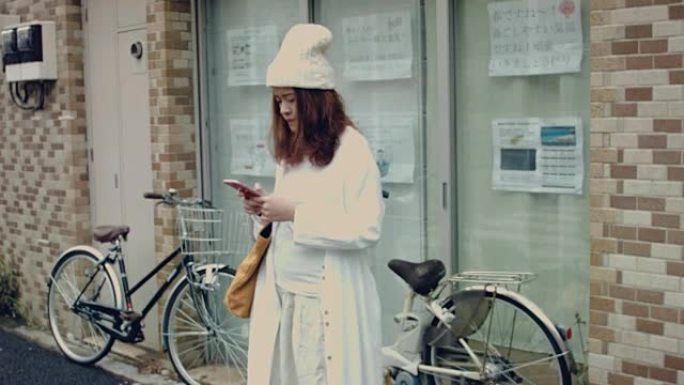 在东京等出租车或优步的年轻女子。