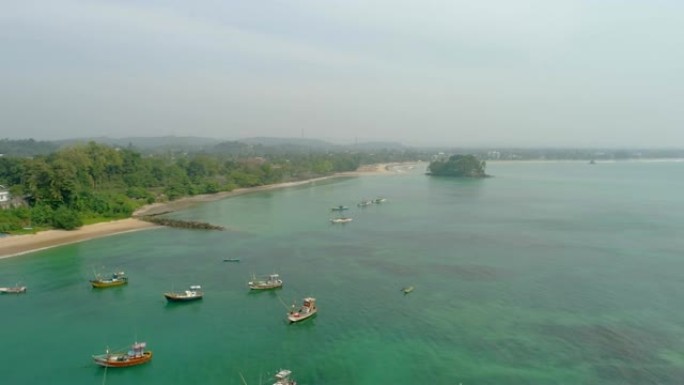 WS渔船停泊在斯里兰卡阳光明媚的海洋上