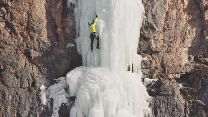 在瀑布上爬冰冰峰登冰山