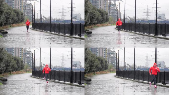 在雨中奔跑外国男人跑步锻炼身体有氧运动
