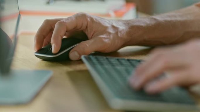 用鼠标和键盘在木桌上近距离拍摄人的手，人开发手机软件的用户界面。软件设计的模拟概念。