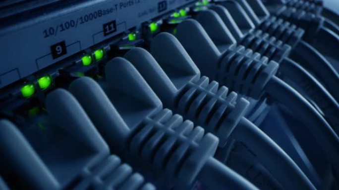 宏拍摄: 以太网数据电缆通过闪烁的灯连接到路由器端口。电信: RJ45互联网连接器插入调制解调器局域