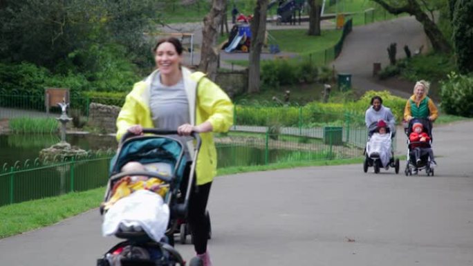 婴儿推车在奔跑外国宝妈奔跑