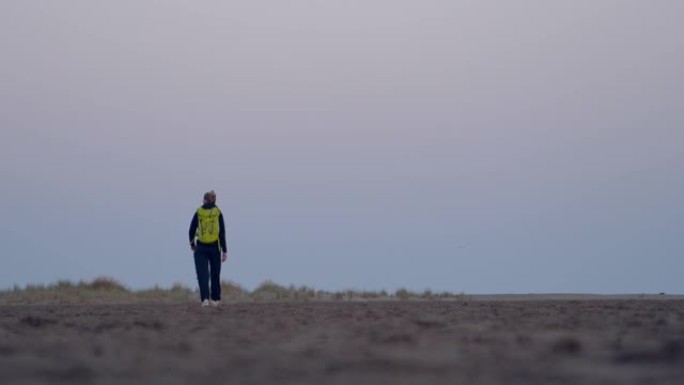 海滩上的孤独沃克一个人行走一个人的探险在