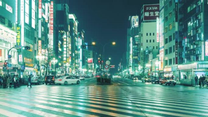 新宿晚上在购物区前穿越，有汽车通行，日本延时