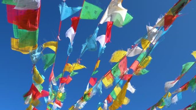 自下而上: 在吹过西藏的风中，悬挂在绳索上的彩旗
