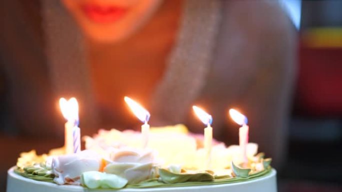 慢动作在生日蛋糕上吹蜡烛