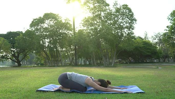 年轻的亚洲女性户外瑜伽在练习瑜伽的同时保持冷静和冥想，探索内心的平静。瑜伽和冥想对健康有很好的好处。