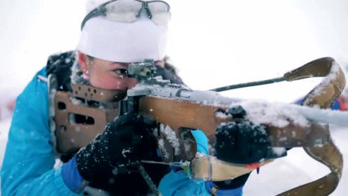 女运动员在冬季两项比赛中以卧姿从她的浅滩射击