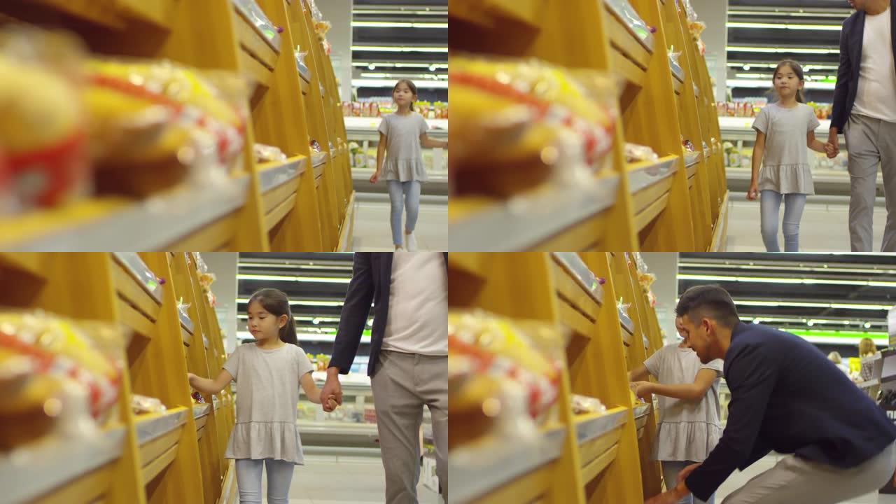 女孩和父亲在超市买面包