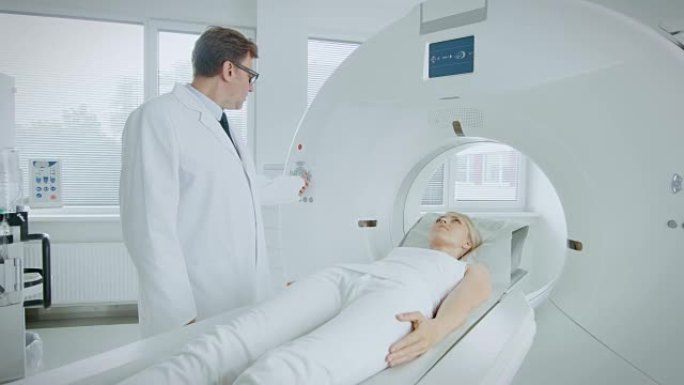 在医学实验室中，放射科医生对接受手术的女性患者进行MRI或CT或PET扫描。专业医生使用先进的医疗技