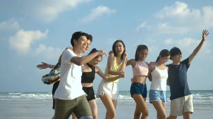 时髦的朋友带着快乐的情绪走在海滩上。有派对庆祝概念的人。4k分辨率。慢动作镜头。