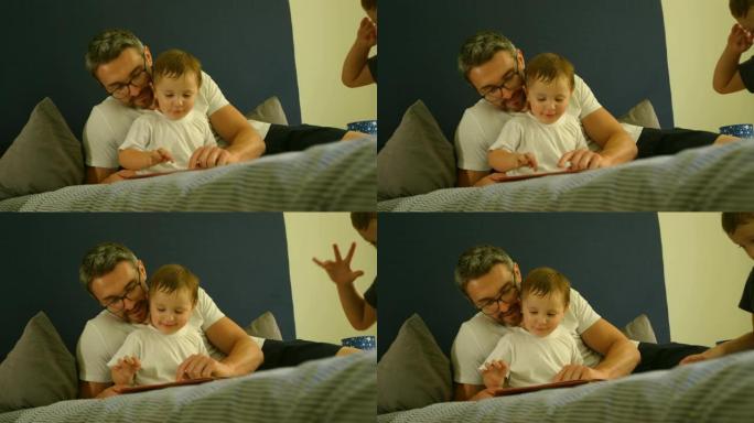 父亲和儿子在床上读书4k