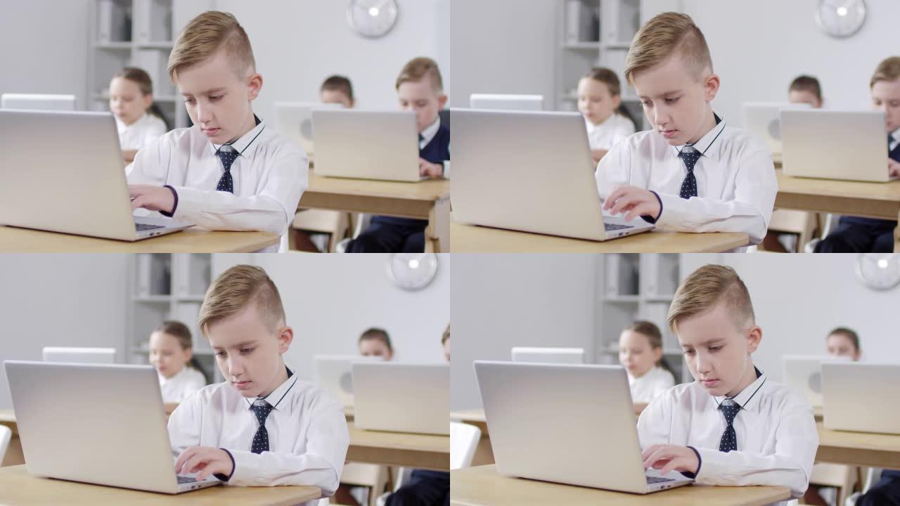9岁的白人男生在课堂上使用笔记本电脑