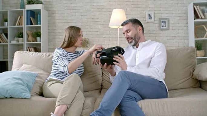 男女讨论VR耳机研究商品科技