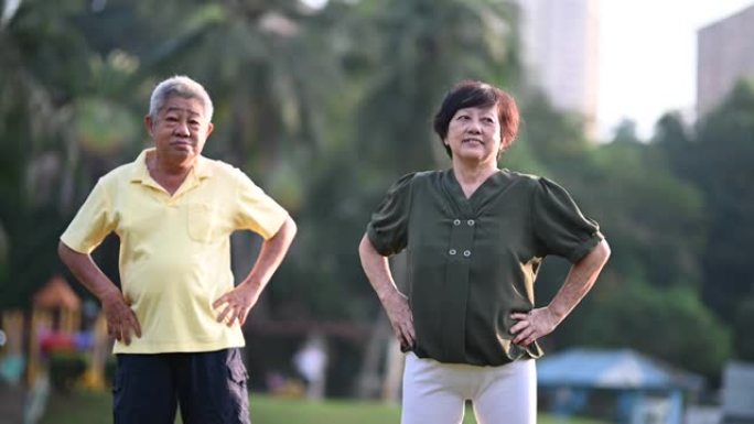 一对亚洲华裔高级夫妇在附近的公园锻炼