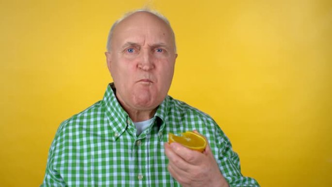 老人咬橙色品尝橙子