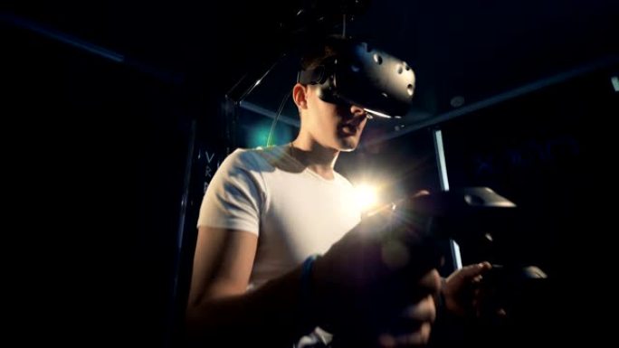 十几岁的家伙在使用VR平台的游戏过程中感到震惊