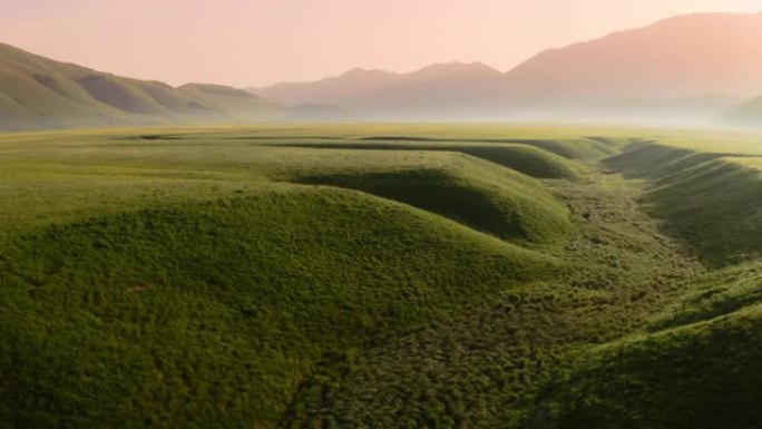 WS风景鸟瞰图绿色景观和山脉，卡斯特鲁乔，翁布里亚，意大利