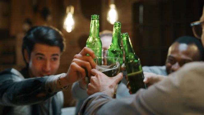 快乐的年轻朋友一起玩乐，在酒吧喝啤酒的慢动作。