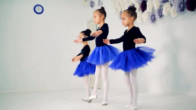 三个小女孩在做芭蕾舞练习