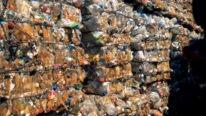 户外垃圾堆放的塑料垃圾包。回收工厂。