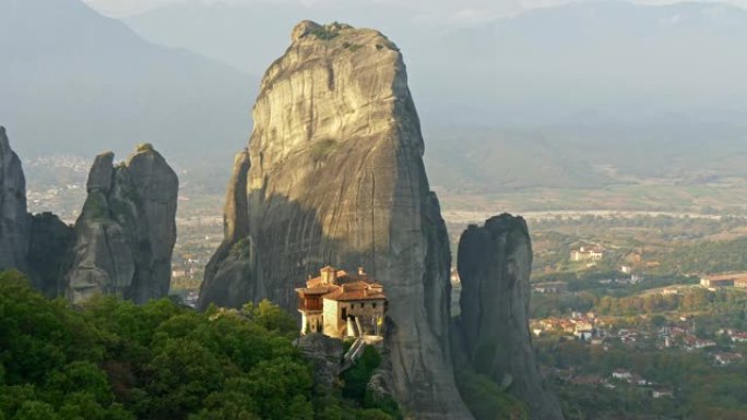希腊迈泰拉的垂直岩石和修道院的风景。迈泰奥拉是东正教基督教第二重要的地方。平移镜头，UHD