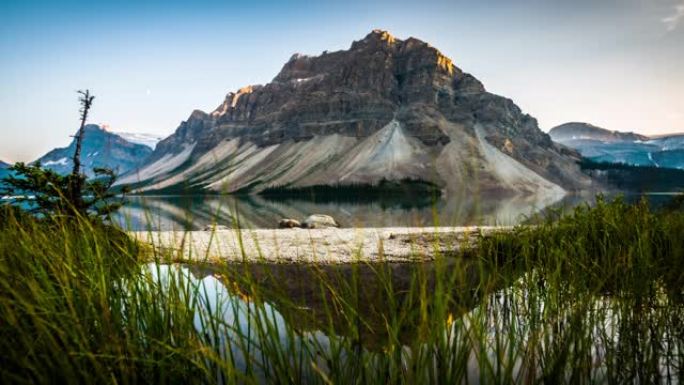 加拿大班夫国家公园的弓湖