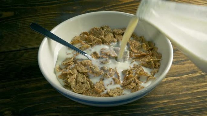 牛奶倒在早餐麦片上