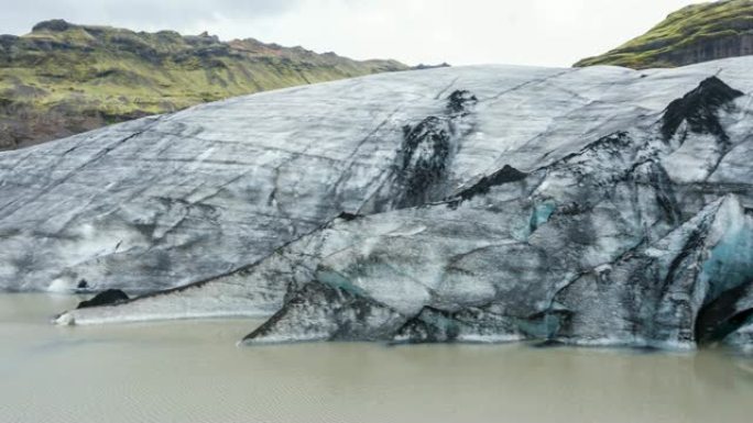 欣赏火山灰覆盖的冰川